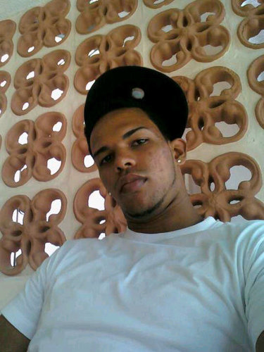 Soy un buen chamo que le gusta conocer nuevas personas y que sean bien si les gustaría conocer me mas a fondo este es mi pin:25C6D87E
