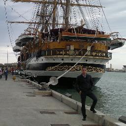 Biologo marino, appassionato di vela.
