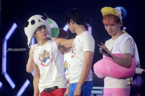เราเป็น SNW จ้า เพิ่งเล่นทวิต ชื่อ ใบเฟิร์น คุยได้นะๆๆ :)