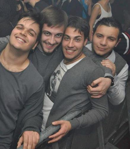 Appassionato della musica e del calcio, alcolizzato quanto basta, chitarrista incazzato come poche cose!