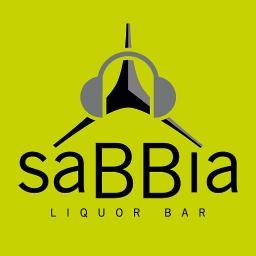 saBBia LiquOr Bar, está ubicadO en el puntO más transitadO de la nOche pinamarense y es el lugar de encuentrO pOr excelencia.