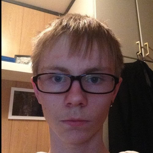 daniskog's profile picture. Jobber som frilansjournalist for @BladetNordlys. Jeg er også foto-frelst, og tar alle mine bilder med Canon EOS 30D.