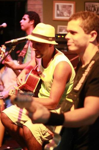 A banda carioca Tipo Luau iniciou suas atividades em Junho de 2007 afim de fazer um som praiano mesclando estilos como Reggae,xote, Surf Music, SambaRock!