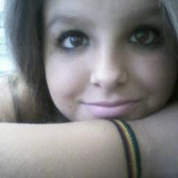 Sou teimosa, ciumenta, confusa, estressada e grossa. Signo: Leão.- Coloradaa até morrer =) 
Uma dika: Não mecha com qm taah queto.