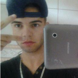 Meu brilho é luz, não gliter, pra conhecer precisa mais que seguir no twitter♪