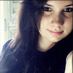'Sou aquela que não segue padrões...
Que estrapola na hora de se divertiir
Que ama além do que se chama amor ~~♥
*sou a garota que é considerada diferente...