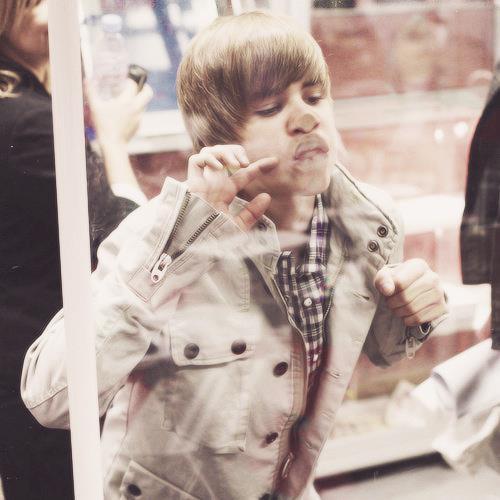 i saw him for the first time and fell in love and ive ben a Belieber ever since and i love you @justinbieber for you and nothing else not for fame or anything(: