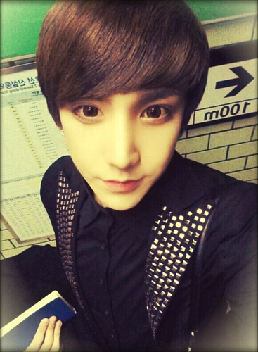 อันยองครับ ผมคือ ฮัน จินโฮ เป็นเพียงบอทธรรมดาๆคนหนึ่ง..ไม่ใช่ผู้วิเศษที่จะเสกปราสาทงามให้เธอ ไม่มี บลาๆ คุยกันได้ครับ ทุกเรื่อง ผมชอบคุย #Ulzzang
