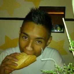 me gusta escribir canciones y despues grabarlas amo el rap y hip hop y quisiera ser un gran mc
