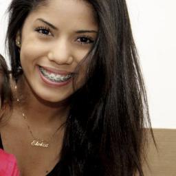 Sou Música,dança,sorrisos,olhares,maquiagem,16 anos,irônica,palhaça,amiga,fotografias,preguiça,rosa, chocolate, acreditar. Servaa do Senhor :)