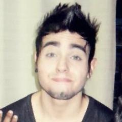 Bobão, engraçadeenho, romântico e as vezes irônico ;D quer saber no que da essa mistura de gêneros? então me Follow e vamos conversar *-*