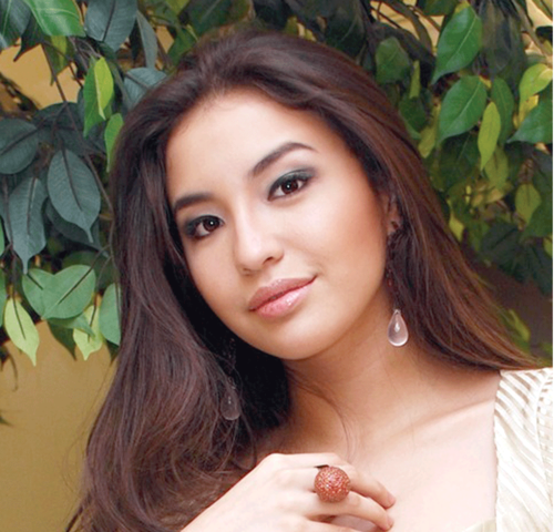 Jakarta, 28 Februari 1992. Bugis-French. Actress, Model.