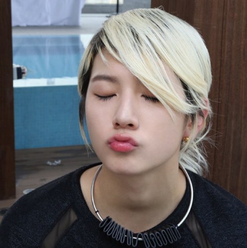 อันยอง *โค้งติดดิน* ผมเร็น มักเน่จาก NU'EST [New Establish Style Tempo] ไบโอมันบรรยายความเป็นตัวผมไม่หมดหรอก :3 มาคุยทักทายกับเร็นได้นะครับ... [ฟอลแบคบอท]