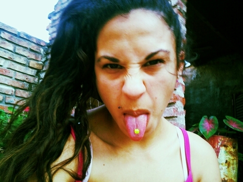 Soi algo diferente,estoy LOCA,me confundo,me iluciono,hago reir odio sufrir AMO VIVIR,BIPOLAR y asta aveses un poco cruel