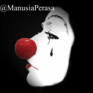 Selalu memperlihatkan senyuman yang lebar, mata yang ceria. Tapi sebenarnya saat itu aku sedang menangis, sedang berdarah dibalik topeng kepalsuanku.