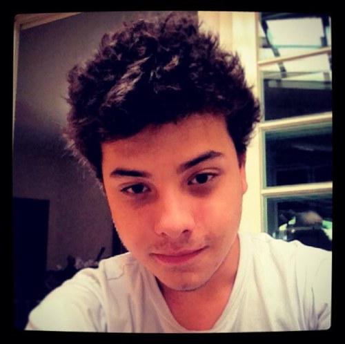 “Apague com um sorriso, toda a tristeza. Assim não dará os que te odeiam a alegria de te ver chorando, mas dará aos que te amam a alegria de te ver sorrindo