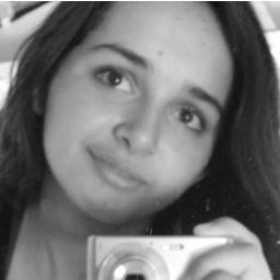 Apaixonadaa... Louca, gosto de implicar, e de falar bobeira, não ligo muito pras coisas, maaais não me magoe, fico horrivel triste!!! ;))