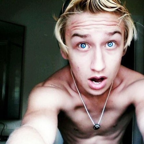 kissme_ryan's profile picture. Dm me:'))