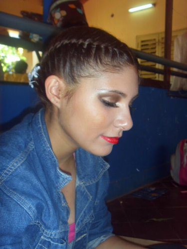 Bailarina,futura maquilla dora profesional,etc, sigueme, sígueme..!!!:) ahhhhh y una chica feliz y sonriente.