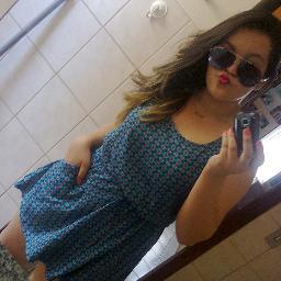 Soou Lindaa , Marrenta , Curiosa *-* e alem disso sou brinkalhona, as coisas que me separam da realidade com a da ficçãoo e meu sentimento !