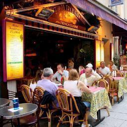 Au cœur du quartier latin, le restaurant Santorini offre une cuisine traditionnelle variée et complète.