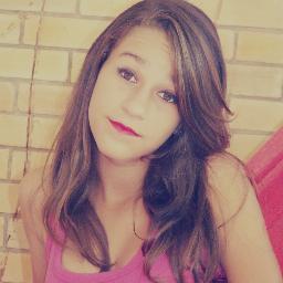 Tenho 12 anos , sou simpática, estrovertida,brincalhona, meiga,risonha,xatinha ás vezes,amiga , muito ciumenta , Deus , família e amigoos :*