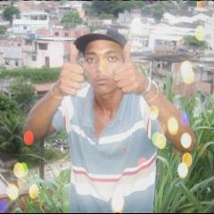 tenho família sinhô, sou trabaiador, acabei de sair de casa, tava dando uma volta por aqui só sinhô, to procurando emprego sinho.