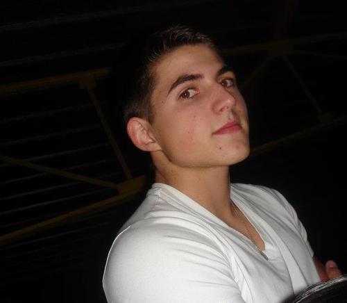 Si je t'es follow, follow moi sinon je t'unfollow vite fais bien fais, j'follow back et je mord pas :)
