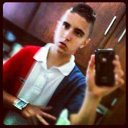 Sou feio,chato,faço amizade faciil,loiroo,baixoo,16 anos,irritante..
segue?!