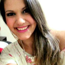 -Sou viciada em sorrisos. Não tenho o sorriso mais lindo do mundo, mas cada sorriso que eu dou, parece que é uma lágrima a menos que eu derramo. *.*