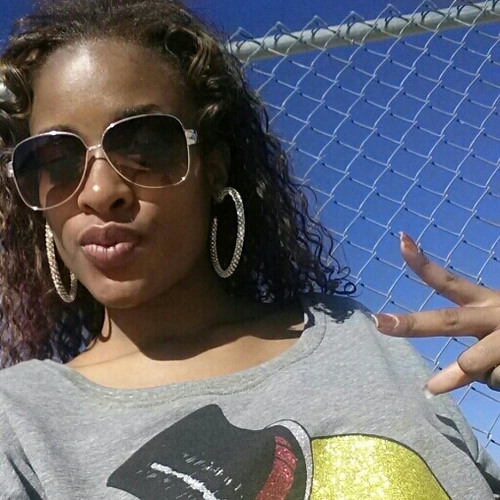 Black young female addicted to retail #JetLife #TeamGalaxySIII