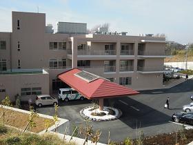 横浜市戸塚区にある介護老人保健施設です。在宅復帰超強化型老健として在宅復帰に力を入れています🏘️
ただいま入居者様大募集中です。
要介護認定を受けられた方でご自宅での生活で体の動きが悪くなってきたなと感じたらまず老健で短期間集中してリハビリを実施してみてはいかがでしょうか?