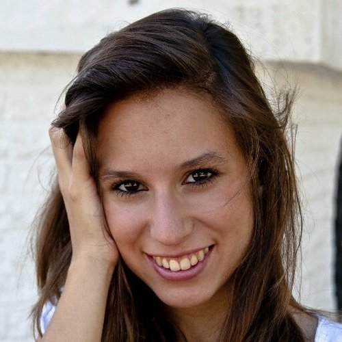Mi nombre es Torpeza y mi apellido Despiste. En otra vida conejo blanco de Alicia en el País de las Maravillas.