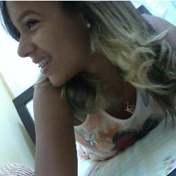 Eu erro. Eu amo. Eu choro. Eu brinco. Eu sorrio. Eu tenho defeitos. Eu tenho qualidades. Eu minto. Eu não sou perfeita, aceite...