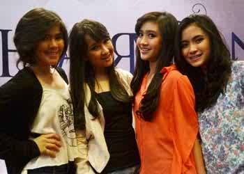 @siviablink @azizahsivia @ify_blink @pricillablink @febbyblink ♥Resmi by : @marendaa followed by : @marendaa