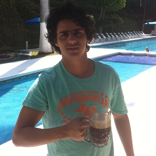 Cervecero, guitarrista y apasionado al fútbol.
