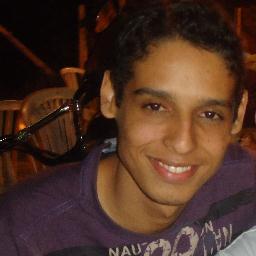 Alguém muito simples, humilde, legal, chaaato, tudo nas horas certas, porém verdadeiro com os poucos AMIGOS que tenho e que me fortalecem pra vida!
