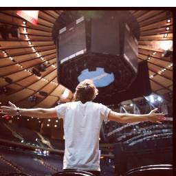 @Harry_Styles
Hello :D I'm 1/5 of One Direction..And if you follow, thank you..I Love You .xx
http://t.co/otKfL40e