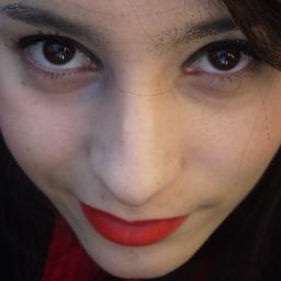 Cabeleireira, maquiadora, design de penteados, quem sabe futura fotografa (=