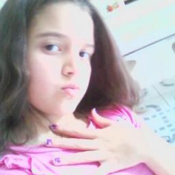 Adoro sertanejo e regae.Gosto de ir a praia e na piscina.Gosto de filmes de comedia e terror.*--*