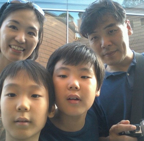 1980년 '유리겔라'가 한국에 왔을 때 저는 혼자 TV를 보면서 숟가락을 휘고 고장난 전자손목시계를 고친 이후 제 주위에는 기이한 일들이 계속 일어나고 있답니다.이제 더 이상 통제가 안돼요...(주)디코시스템을 운영하고 있습니다.자동번역 시스템 및 해외구매 대행 사이트를 만들고 있어요