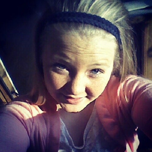 HEYYY! so im Baileyy (: so follow me and i will follow youu :) 3 love musiccc and Basketballl :)