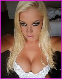 CindyMouahoui's profile picture. Téléphage,sens critique aiguisé, blogueuse mode,gros roploplos.