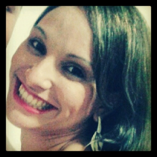 Cheia de histórias e sorrisos, com suas manias e amigos. Mistura de tudo... Mistério profundo. =)