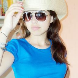 α αnjinhα ;
cum plαnos mαlignos !-'
- α meninα do bem
que prαticα o mαl {66
- α gαrotα que te conhece
α mulher que te enlouquece !