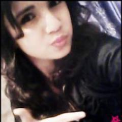 Sou uma menina muito.... é.... Legal, sincera.. e que toca Violino..