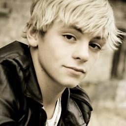 I`m Jake http://t.co/ATq2VwyJ Twin Is @Hoa_Tasie_L . My Other Sister is @Hoa_Ameila_L .My Mum Is @Hoa_AmberM . Single.(RP)