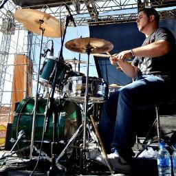 Sou um Baterista,apaixonado por música.especialmente por Rock'n Roll!!!