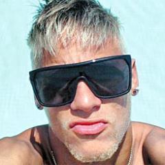 Since: 09/11/2011 O que eu sinto por vc ñ tem explicação, é muito + q amor.. amo vc @Njr92 s2