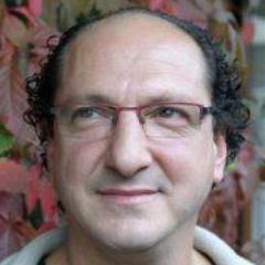 Athée, socialiste, épicurien (en devenir), syndicaliste, aimant sa mère veuve depuis 23 ans, père de trois enfants, mari aimant (pas assez), bipo qui se soigne.